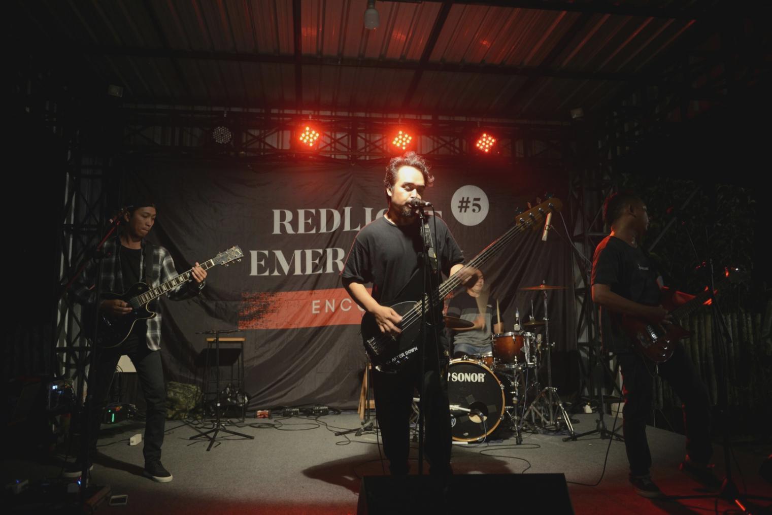 Concerto dal vivo che mostra l'energia della performance
