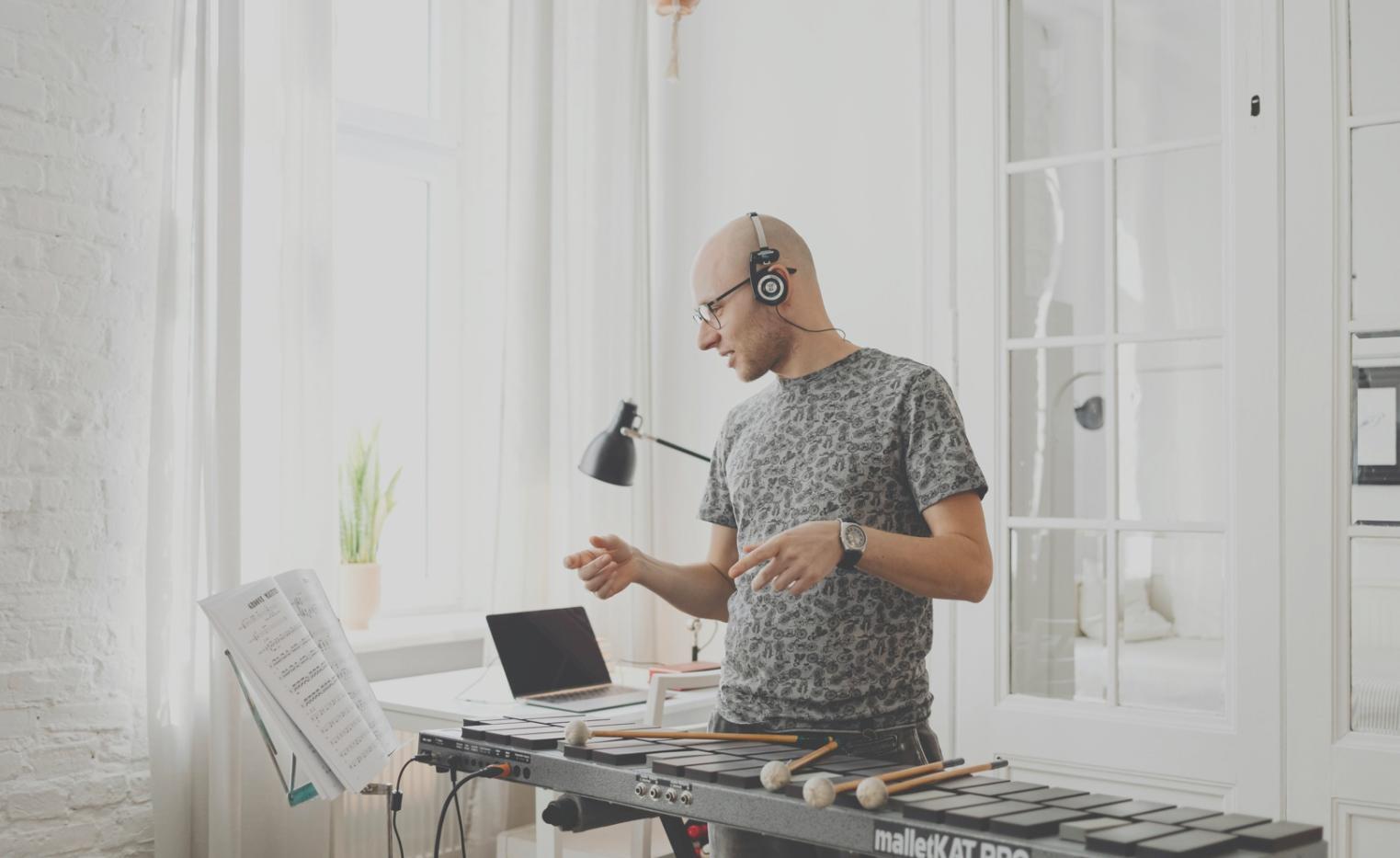 Setup di produzione musicale con tastiere e controller MIDI durante una lezione pratica